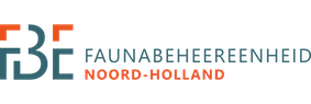 Logo van de Faunabeheereenheid Noord-Holland, met de initialen FBE in oranje en donkergroen en de naam van de organisatie ernaast in hoofdletters.