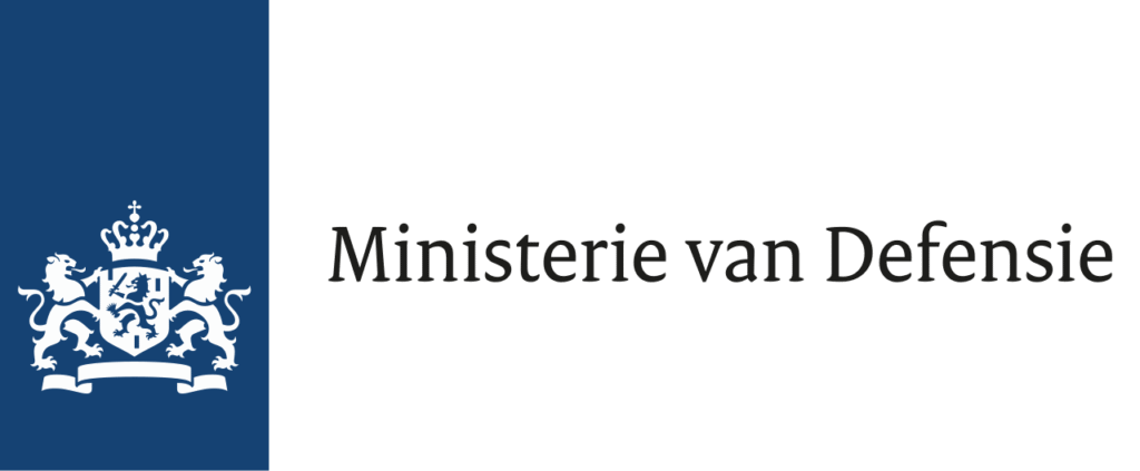 Het logo van het ministerie van defensie in het wit op een blauwe achtergrond met aan de rechterkant in zwarte letters ministerie van defensie.