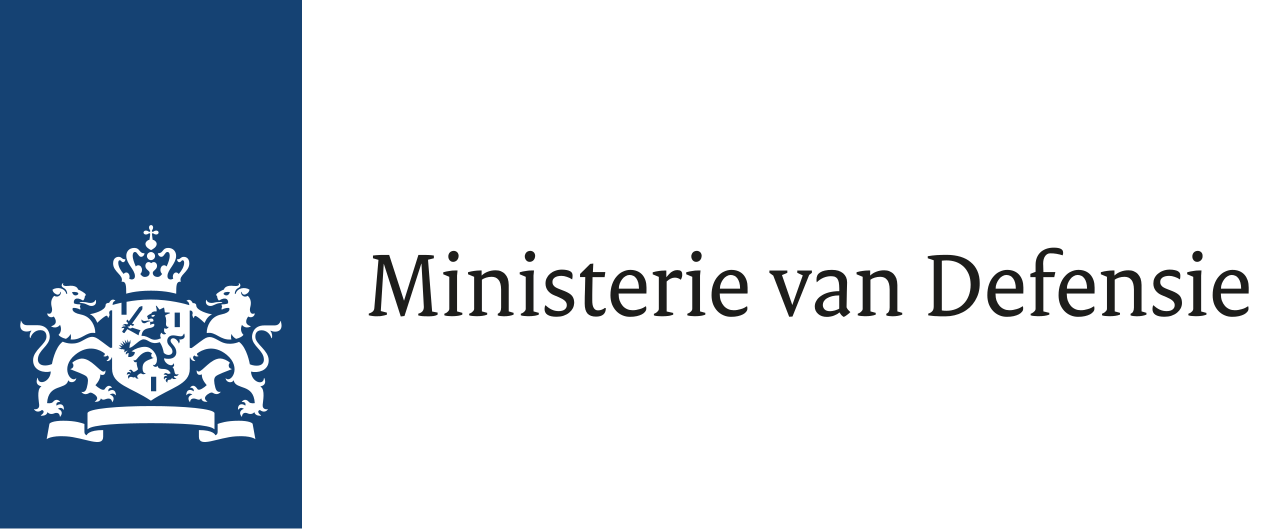 Het logo van het ministerie van defensie in het wit op een blauwe achtergrond met aan de rechterkant in zwarte letters ministerie van defensie.